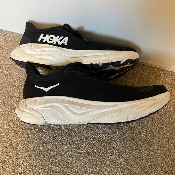 Barely worn - Hoka One Arahi 8 in Black and White - Size 9.5 - Picture 7 of 13